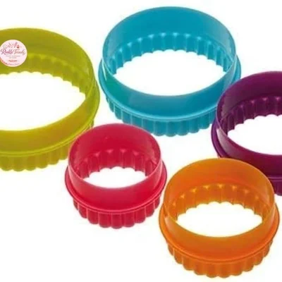 Rinkle Trendz Set of 5 Plastic Round Cookie Cutter, Random Colors, for Fondant, Cupcakes, Cakes and Biscuits